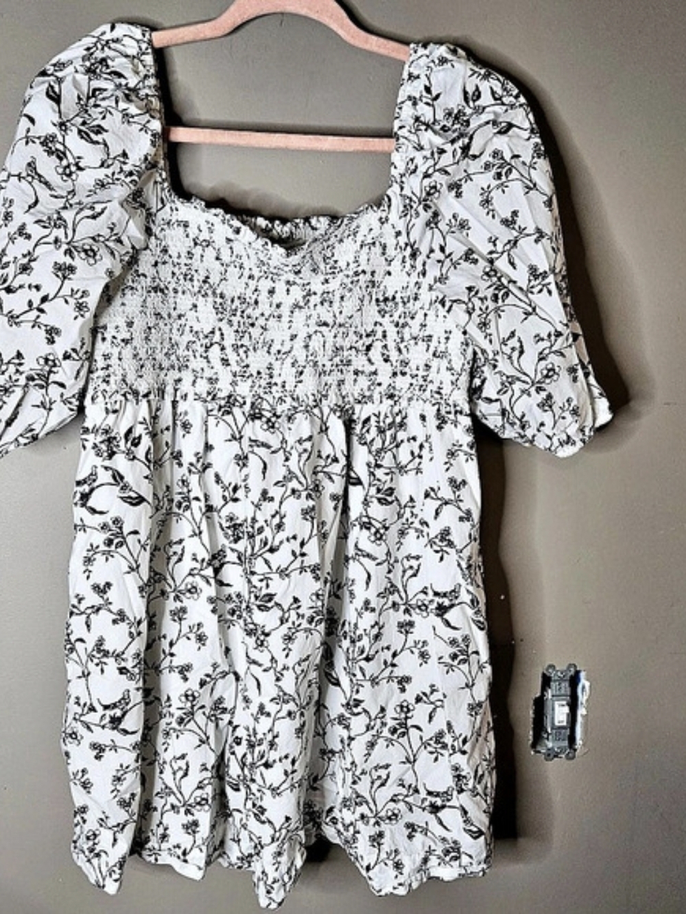 American Eagle Floral Smocked Blouse in White & Black Size Medium Like New